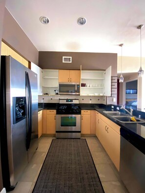 Een koelkast, een microgolfoven, een oven, een kookplaat