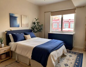 1 slaapkamer, een bureau, een strijkplank/strijkijzer, reisbedje