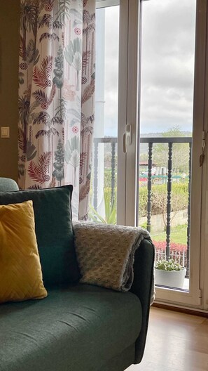 Una televisión, libros, una oficina