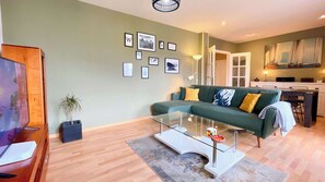 Fernseher, Bücher, Arbeitsbereiche