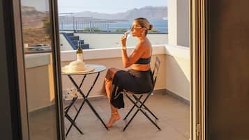 Junior Suite with Caldera View & Shared Pool | Balkon