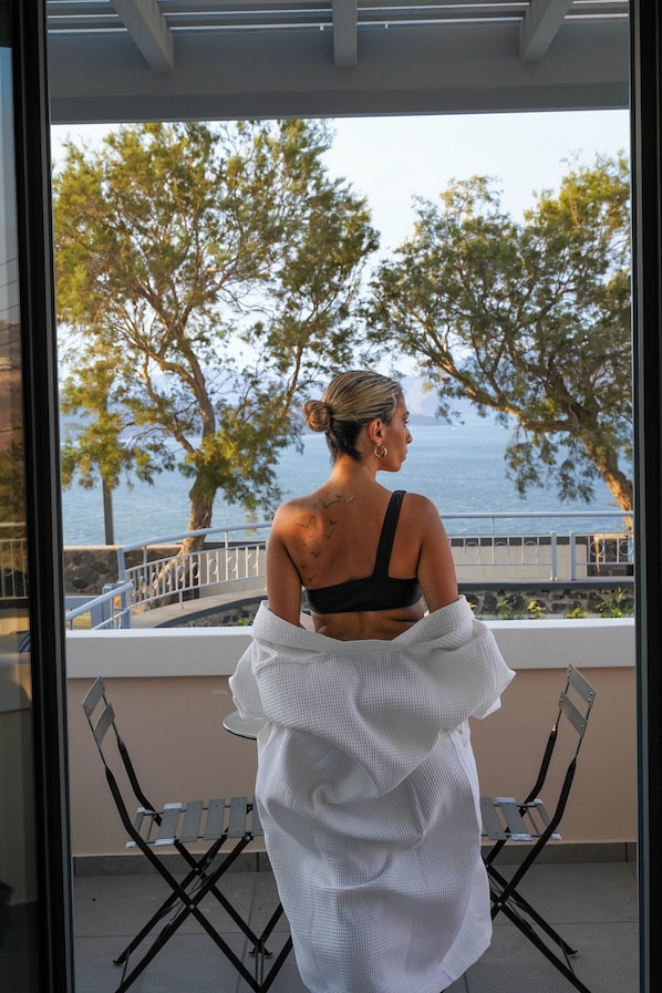 Junior Suite Caldera View with shared pool | Balcony view