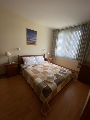 2 bedrooms, iron/ironing board, WiFi, bed sheets