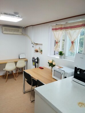 Interior - Chic 1-bedroom apartment in Seoul with WiFi, AC, 2 Subways, ensuite (Seoul)