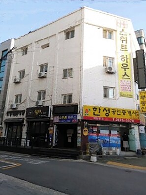 Exterior - Chic 1-bedroom apartment in Seoul with WiFi, AC, 2 Subways, ensuite (Seoul)