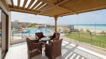 Premier-Suite, Strandblick | Terrasse/Patio