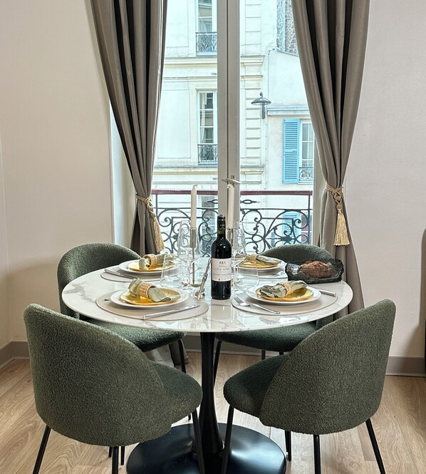 Superior Apartment, City View | Dining room