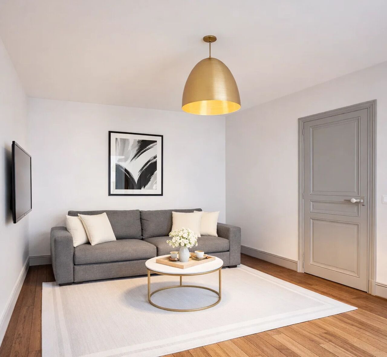 スタンダード アパートメント コートヤードビュー | リビング エリア | 80 cmのスマートテレビ (デジタル放送視聴可)