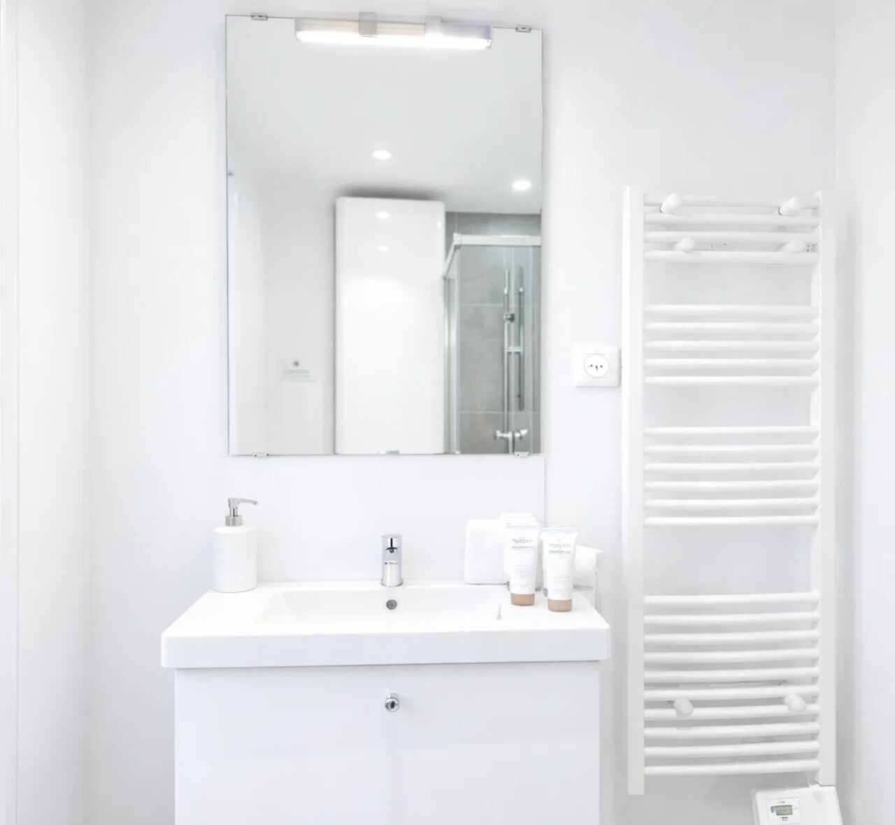 Standard Apartment, Courtyard View | Bathroom | Hair dryer, towels, soap, shampoo