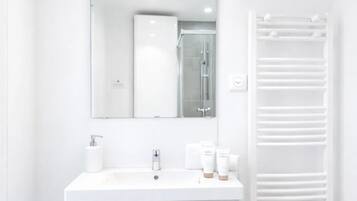 Standard Apartment, Courtyard View | Bathroom | Hair dryer, towels, soap, shampoo