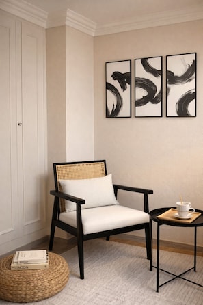 Superior appartement, uitzicht op de stad | 1 slaapkamer, een laptopwerkplek, een strijkplank/strijkijzer, reisbedje