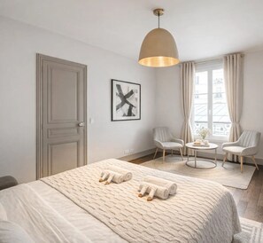 Appartement Standard, vue cour intérieure | Coin séjour | TV connectée de 80 cm avec chaßnes numériques
