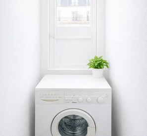 Appartement Standard, vue sur la cour intérieure | Salle de bain | Séchoir à cheveux, serviettes fournies, savon, shampooing