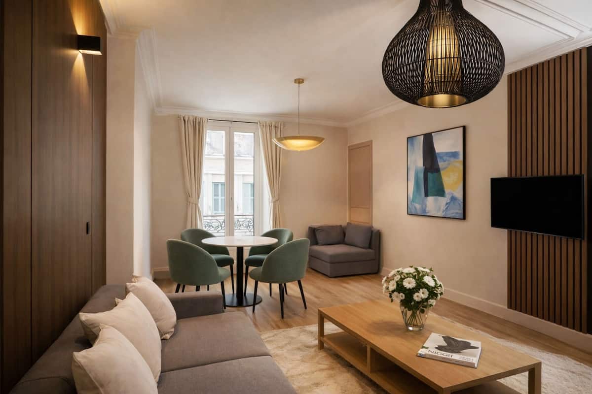 Superior appartement, uitzicht op de stad | Woonruimte | Een 80-cm smart-tv met digitale zenders