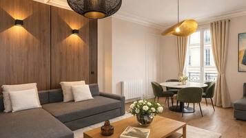 Standard-Apartment, Blick auf den Innenhof | Wohnbereich | 80-cm-Smart-TV mit Digitalempfang