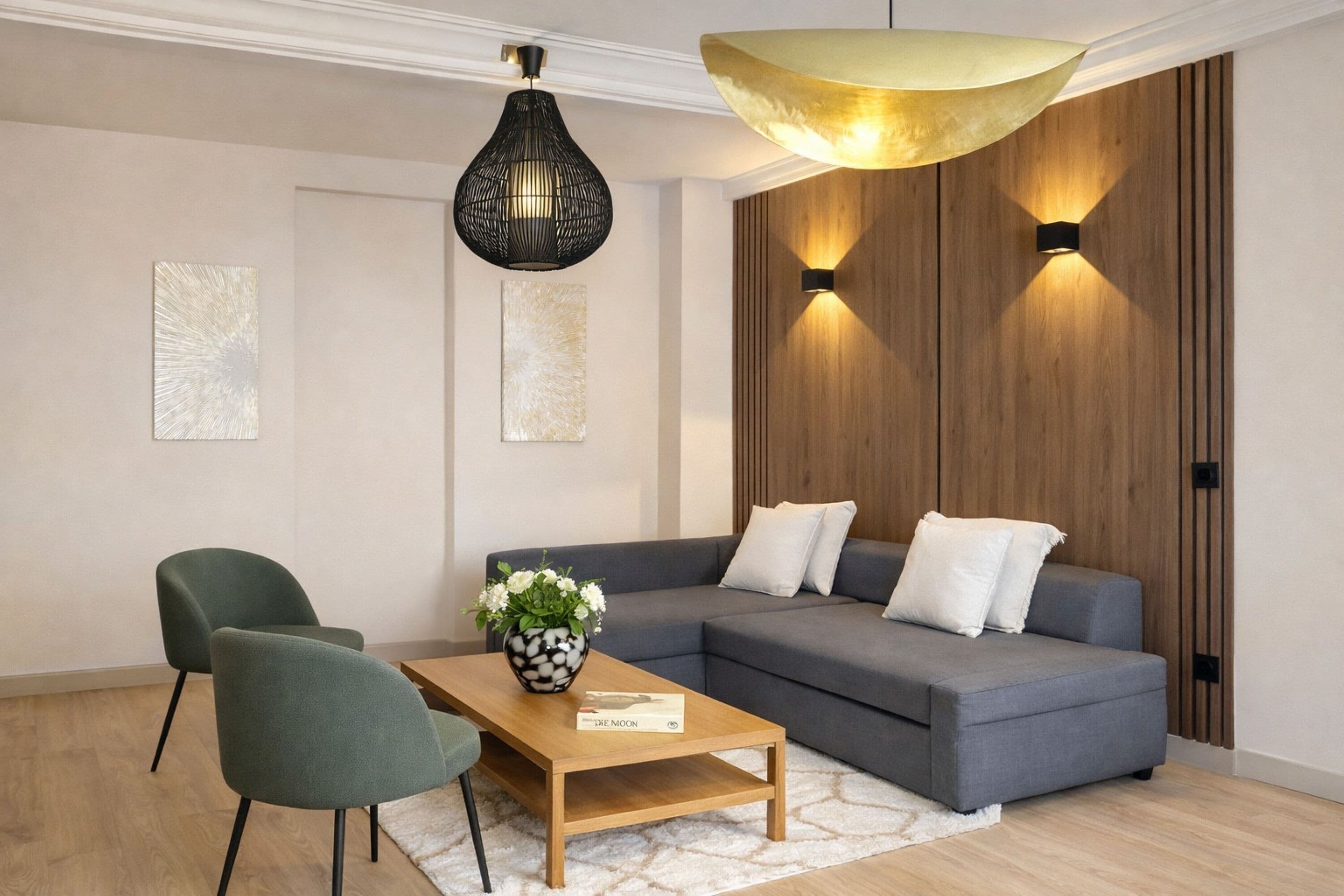 Appartement Supérieur, vue ville | Coin séjour | TV connectée de 80 cm avec chaînes numériques