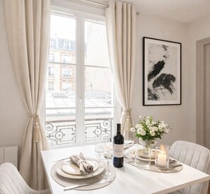 Appartement Standard, vue cour intérieure | Coin séjour | TV connectée de 80 cm avec chaßnes numériques