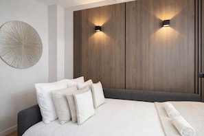 Superior appartement, uitzicht op de stad | Woonruimte | Een 80-cm smart-tv met digitale zenders