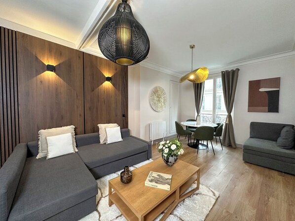 Superior appartement, uitzicht op stad | Woonruimte | Een 80-cm smart-tv met digitale zenders