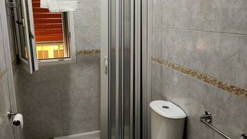 Chambre Double Classique | Salle de bain | Sèche-cheveux, serviettes fournies, shampoing, papier toilette