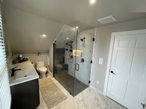 Sèche-cheveux, serviettes fournies, savon, papier toilette