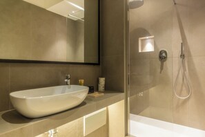 Dusche, Haartrockner, Bidet, Handtücher