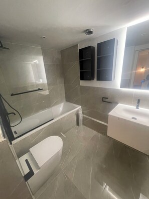 Handtücher, Seife, Toilettenpapier