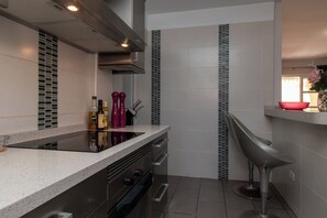 Lägenhet | Eget kök | Kylskåp, mikrovågsugn, ugn och spishäll