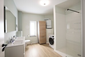 Regadera, toallas, papel de baño