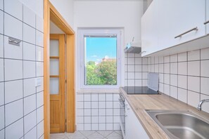 Fridge, oven, stovetop, electric kettle - Apartment Meri #1 by Litto (Basinci)