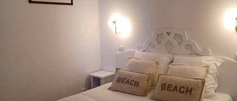 1 habitación, tabla de planchar con plancha y ropa de cama