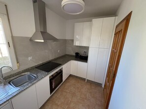 Micro-ondes, four, plaque de cuisson, lave-vaisselle