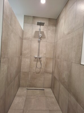 Hair dryer, soap, toilet paper - Vacation home Wolke7, with garden, 250 meters to the lake (Lembruch)