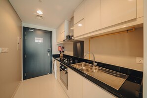 Kühlschrank, Mikrowelle, Ofen, Herdplatte