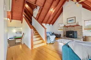 TV, fireplace, books - Nantucket: Coastal Comfort with Water Views - Lakes Entrance Getaway Awaits! (Lakes Entrance)