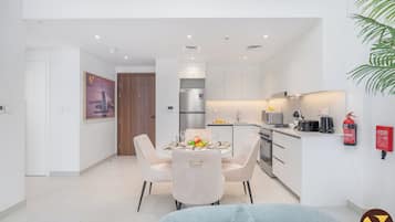 Apartament de luxe, balcó, vistes a la piscina | Zona de menjador de l'habitació