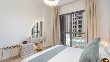 Apartamento de lujo, balcón, vistas a la piscina | Wifi gratis y ropa de cama