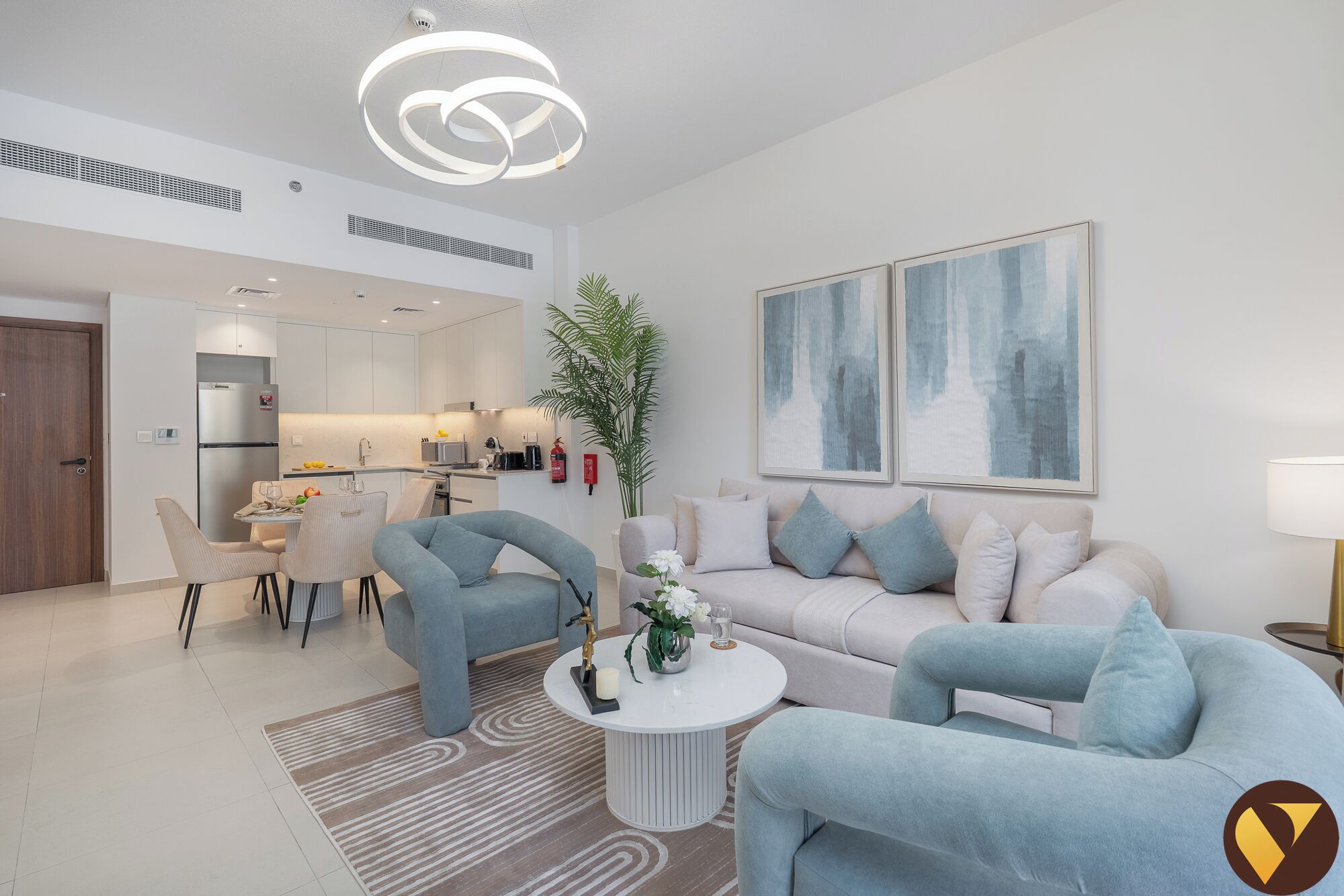 Căn hộ Cao cấp, ban công, quang cảnh hồ bơi | Khu phòng khách | Smart TV 65-inch có truyền hình cáp 