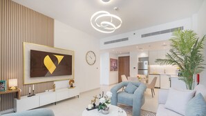 Een moderne woonkamer met een grote televisie, een eethoek en een keuken.