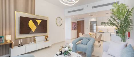 Apartemen Mewah, balkon, pemandangan kolam renang | Area keluarga | Smart TV 65-inci dengan saluran TV kabel