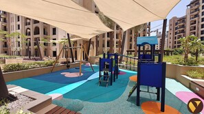 Outdoor pool - Elegant MJL Pool View Near Burj Al Arab (Dubai)