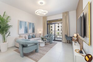 Appartement luxueux, balcon, vue sur la piscine | Aire de séjour | Téléviseur connecté de 65 po avec télévision par câble