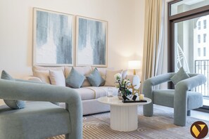 Departamento de lujo, balcón, vista a la alberca | Área de sala de estar | Smart TV de 65 pulgadas con canales por cable 