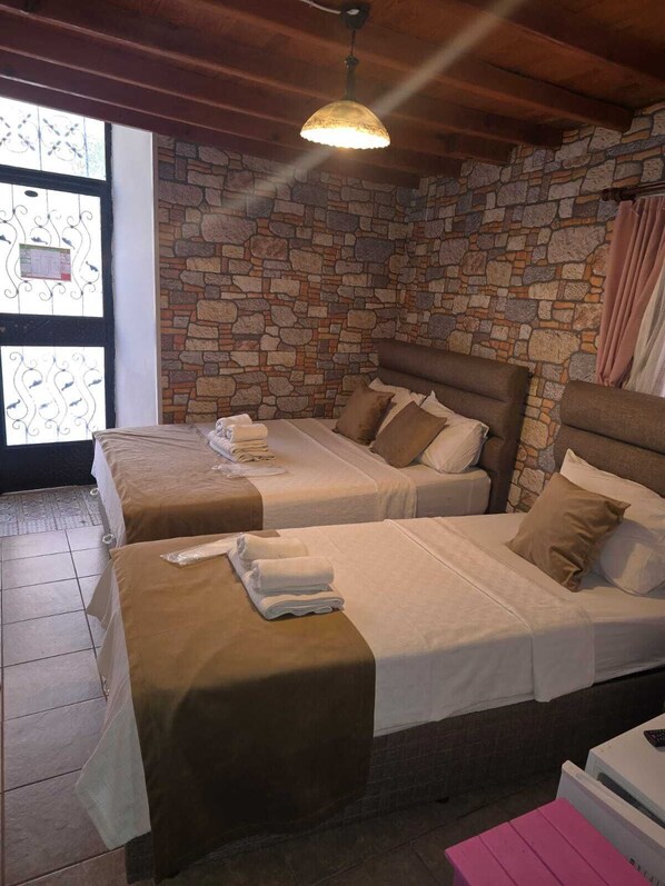 Tremannsrom – familie | Blendingsgardiner, lydisolert og wi-fi (inkludert)