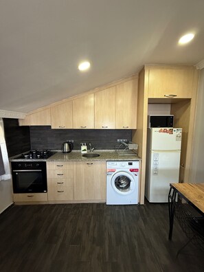 Deluxe Suite, Balcony, Sea View | Private kitchen