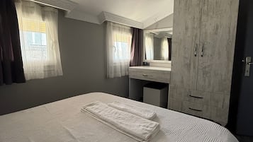 Deluxe-Suite, Balkon, Meerblick | 2 Schlafzimmer, italienische Bettbezüge von Frette