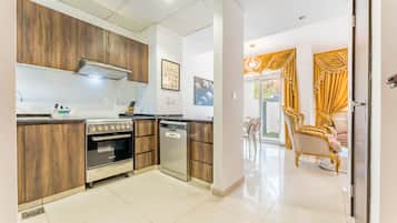 Frigorifero, microonde, forno, piano cottura