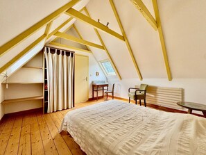 2 soverom, skrivebord, reiseseng for barn og wi-fi (inkludert)