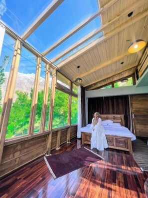 Kahden hengen perhehuone (yksi tai kaksi sänkyä), parveke, näköala mäelle | Ilmainen Wi-Fi