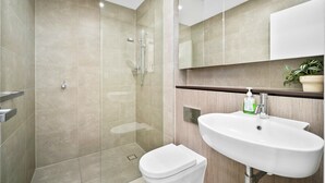 Shower, hair dryer, towels, soap - Waterloo Serenity Suite (Waterloo)